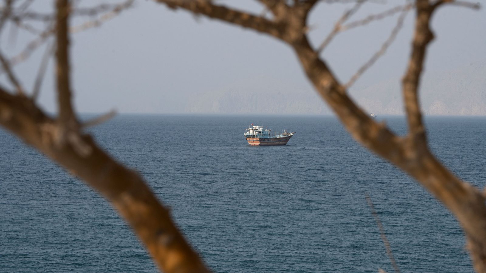 Un vaixell prop de l'estret d'Ormuz, vist des de Musandam, a Oman