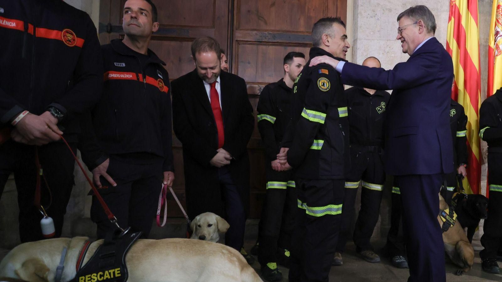 El president de la Generalitat, Ximo Puig, saluda els bombers valencians que han participat en els rescats de les víctimes del terratrémol de Turquia