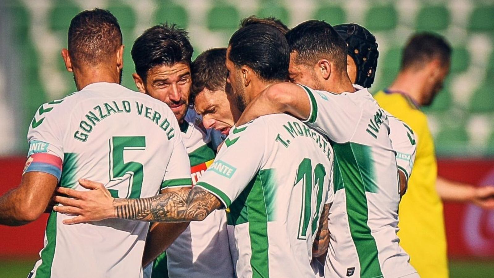 Els jugadors de l’Elx celebren el gol de Lucas Boyé