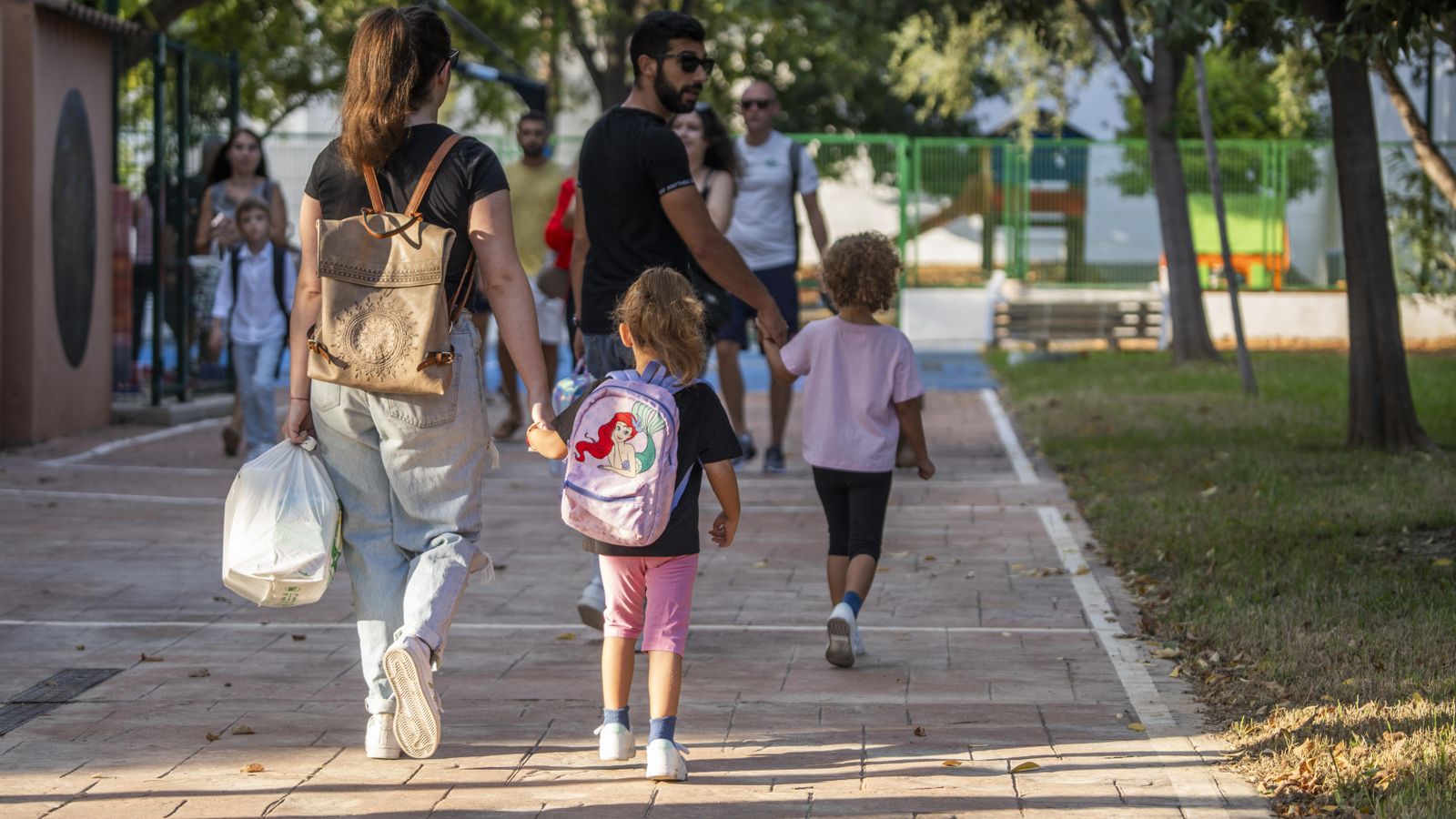 Diversos escolars a la seua arribada al CEIP La Constitució, a Quart de Poblet, amb motiu de l'inici del curs escolar