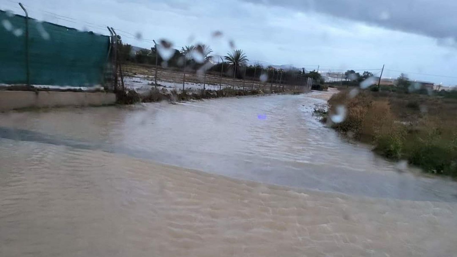 Aspecte que presentava la zona pròxima a la pedania il·licitana de Torrellano, a Elx, i a l'aeroport a primera hora d'aquest divendres