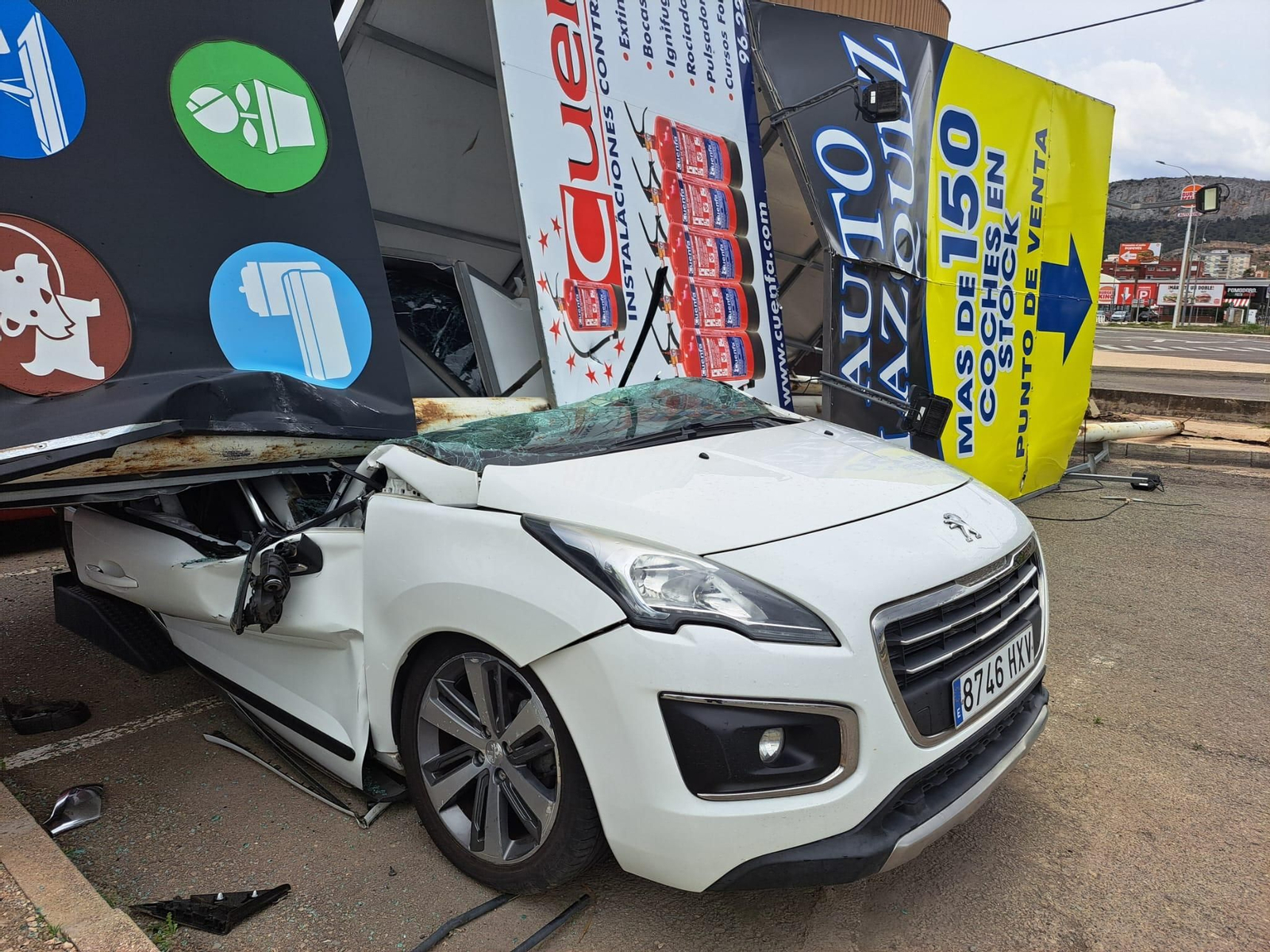 Un dels cotxes aplastats per la tanca abatuda pel vent a Xàtiva, vist de prop