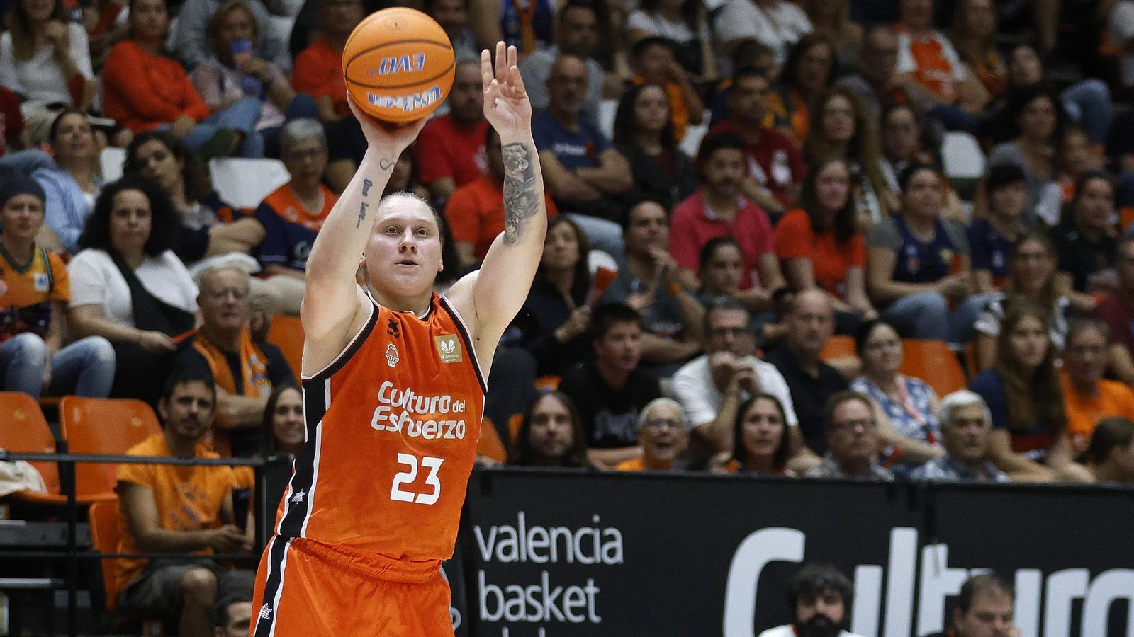 Iagupova fa un llançament a cistella