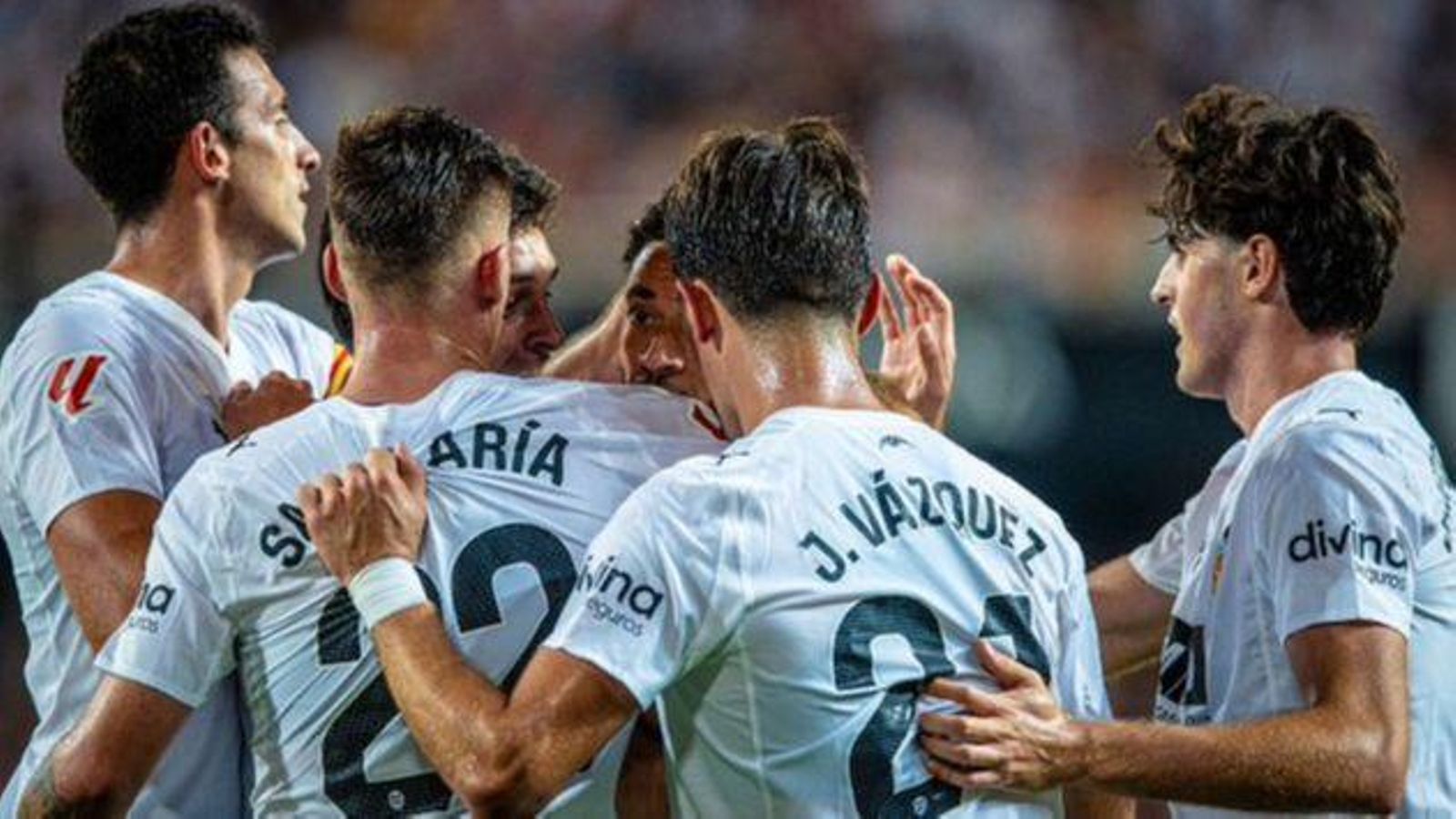 Els jugadors del València celebren un gol