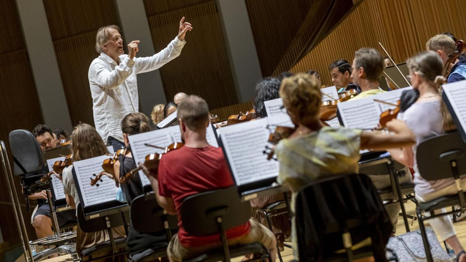 Thomas Hengelbrock, que dirigirà l'Orquestra de la Comunitat Valenciana aquesta vesprada, dirigeix un assaig