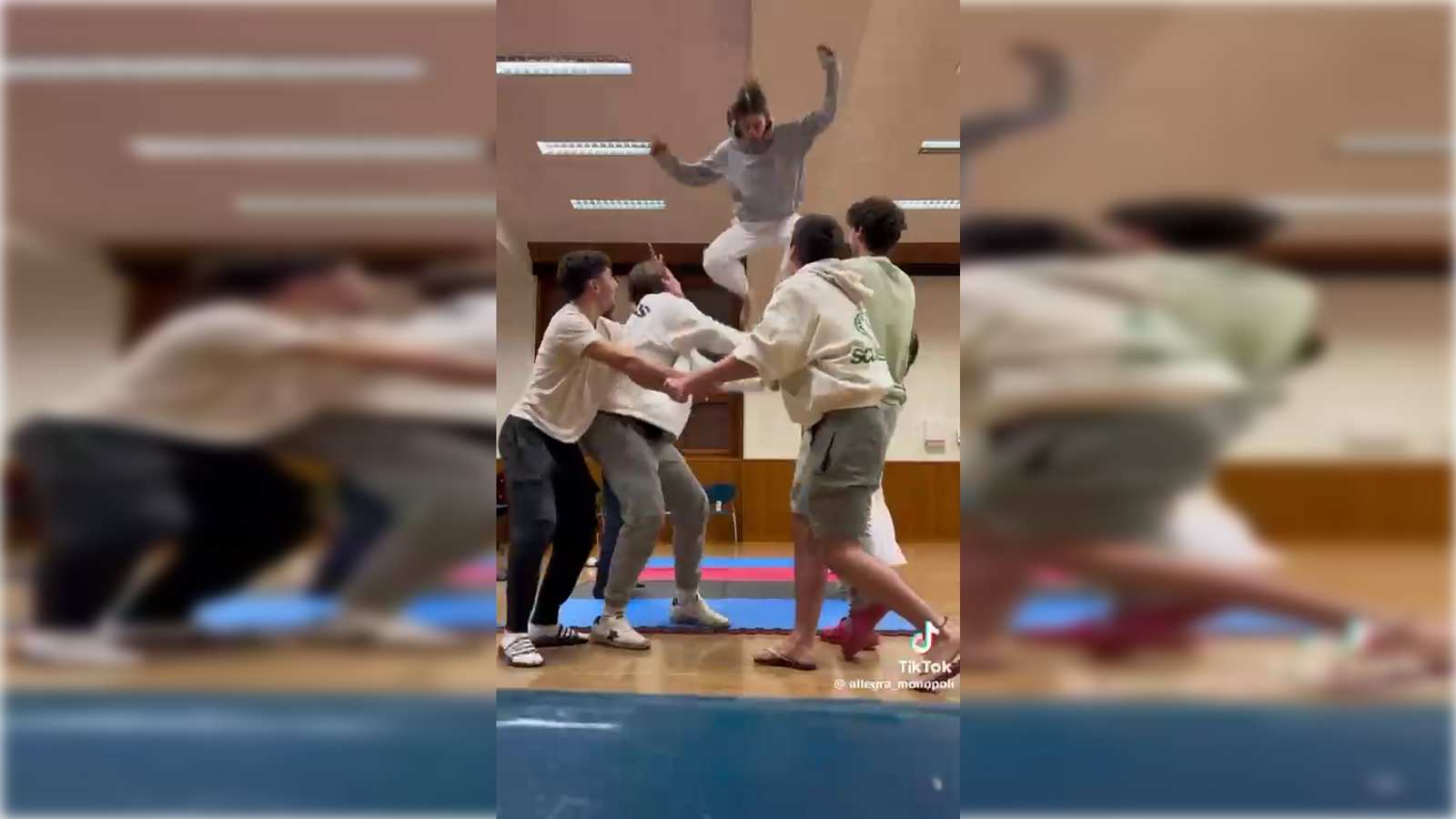 Un grup d'adolescents llança una amiga cap amunt seguint el denominat com a repte de Superman
