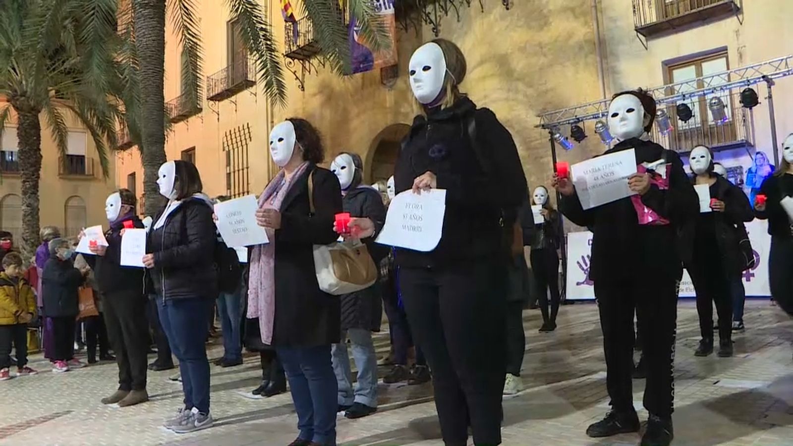 Posada en escena de la manifestació feminista d'Elx durant el 25N