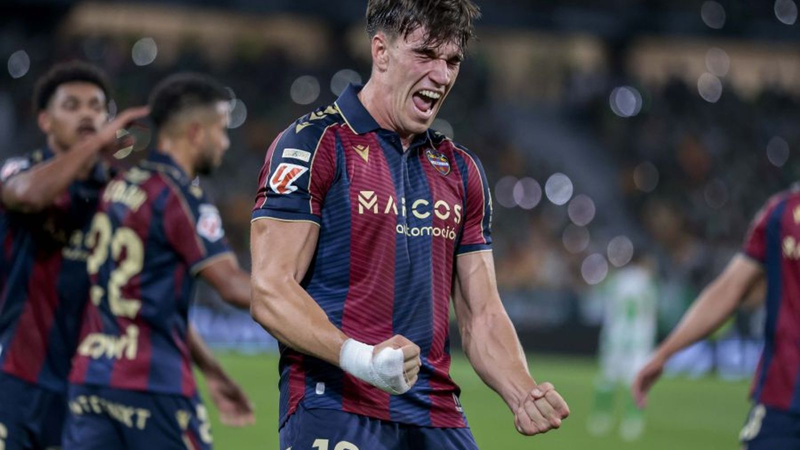 Carlos Espí celebra un gol a La Cartuja