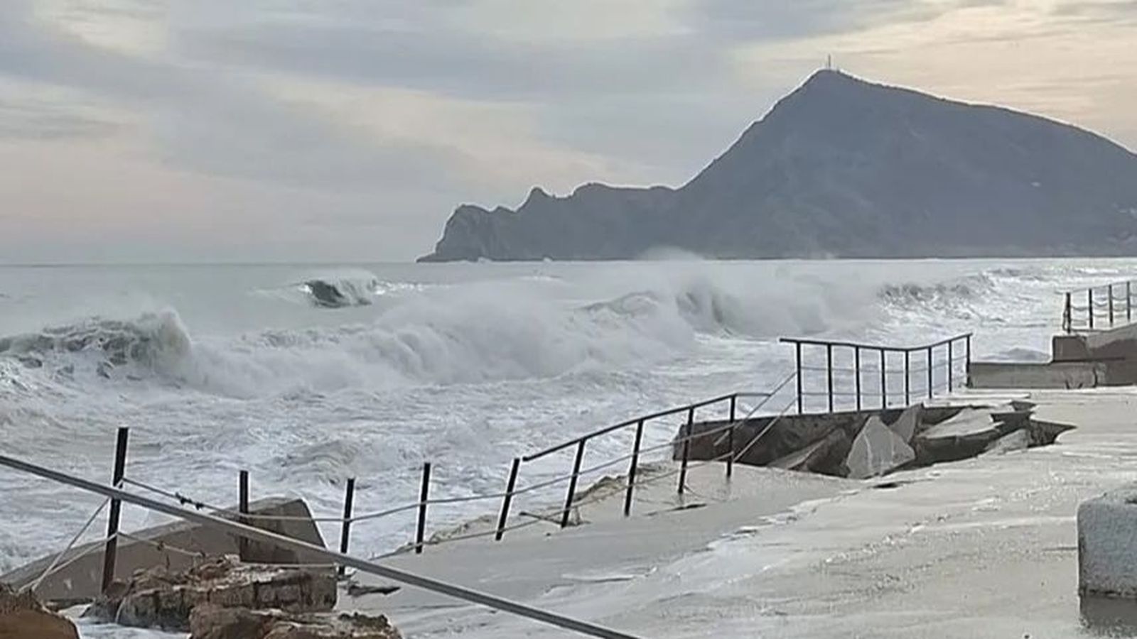 El passeig del Cap Negret d'Altea, destrossat pel temporal marítim de gener
