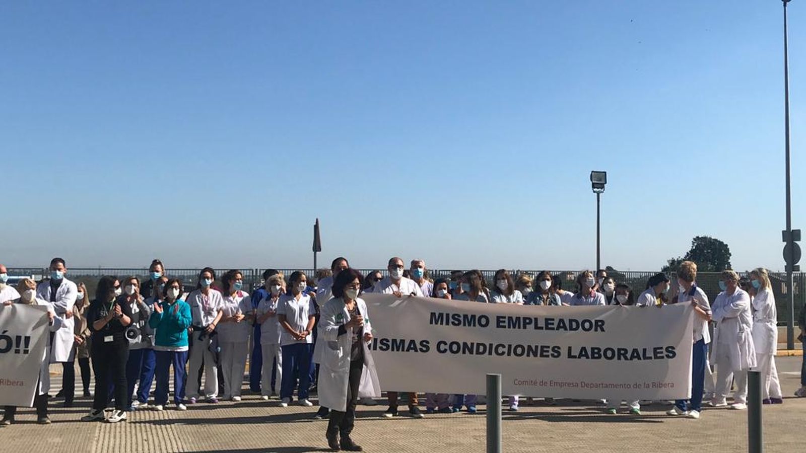 Treballadors del departament de Salut de la Ribera en la manifestació davant l'hospital d'Alzira