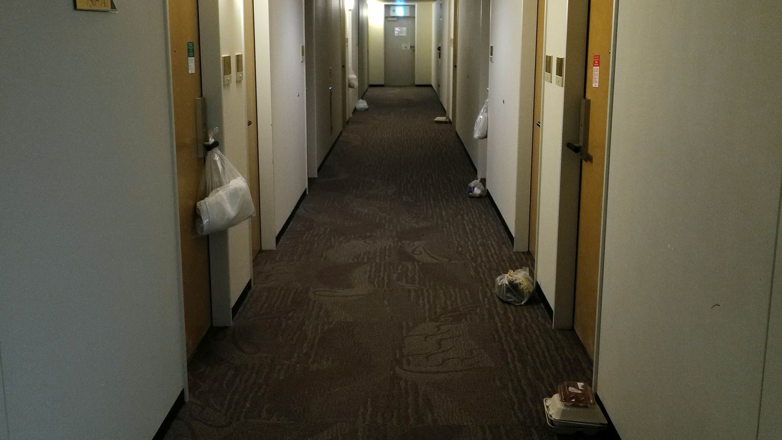 El corredor d'un hotel per a clients en quarantena en una imatge d'arxiu