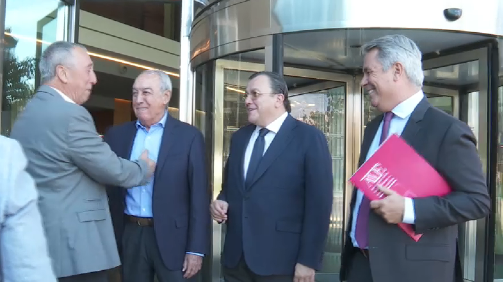 Baldoví amb membres de l'Associació Valenciana d'Empresaris (AVE) aquest dimarts