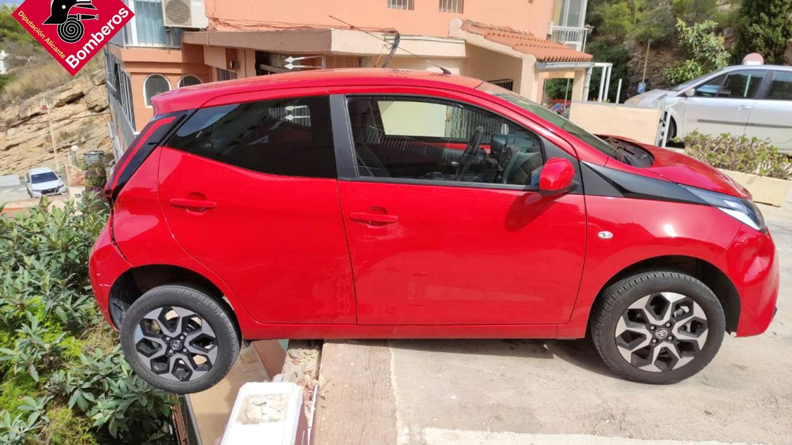 El vehicle va quedar amb les dues rodes de darrere en l'aire