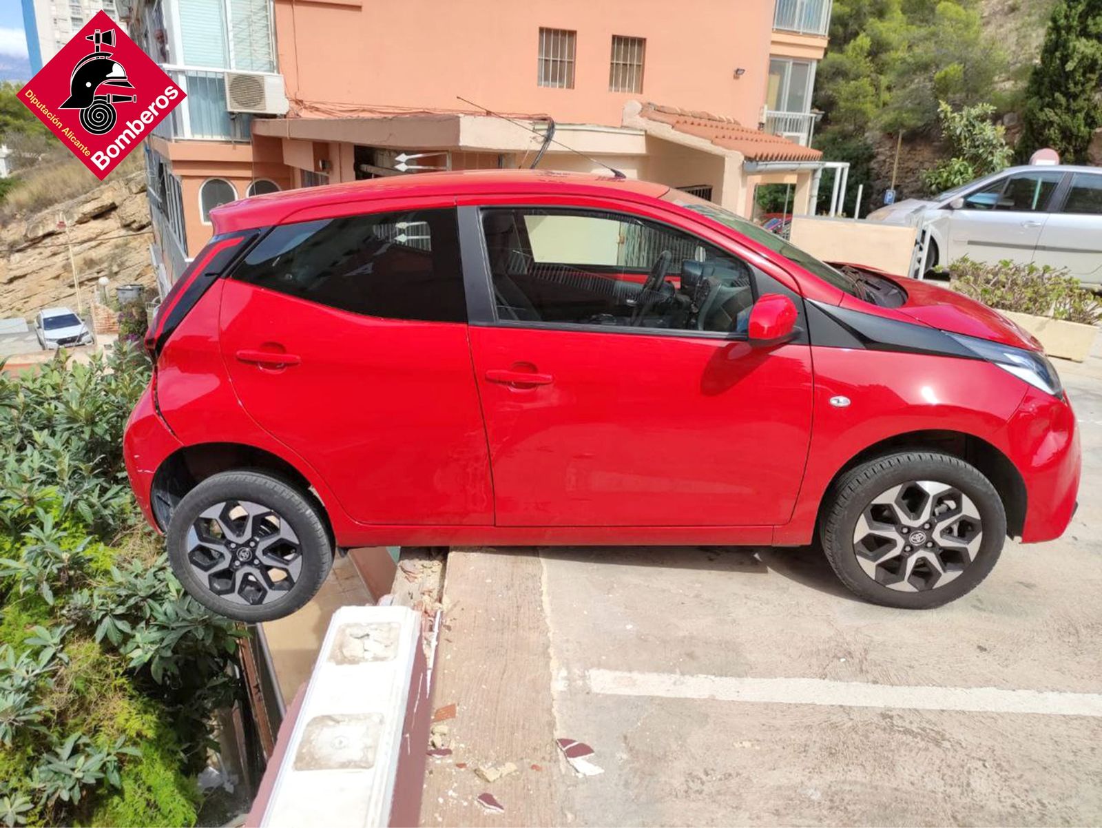 El vehicle va quedar amb les dues rodes de darrere en l'aire