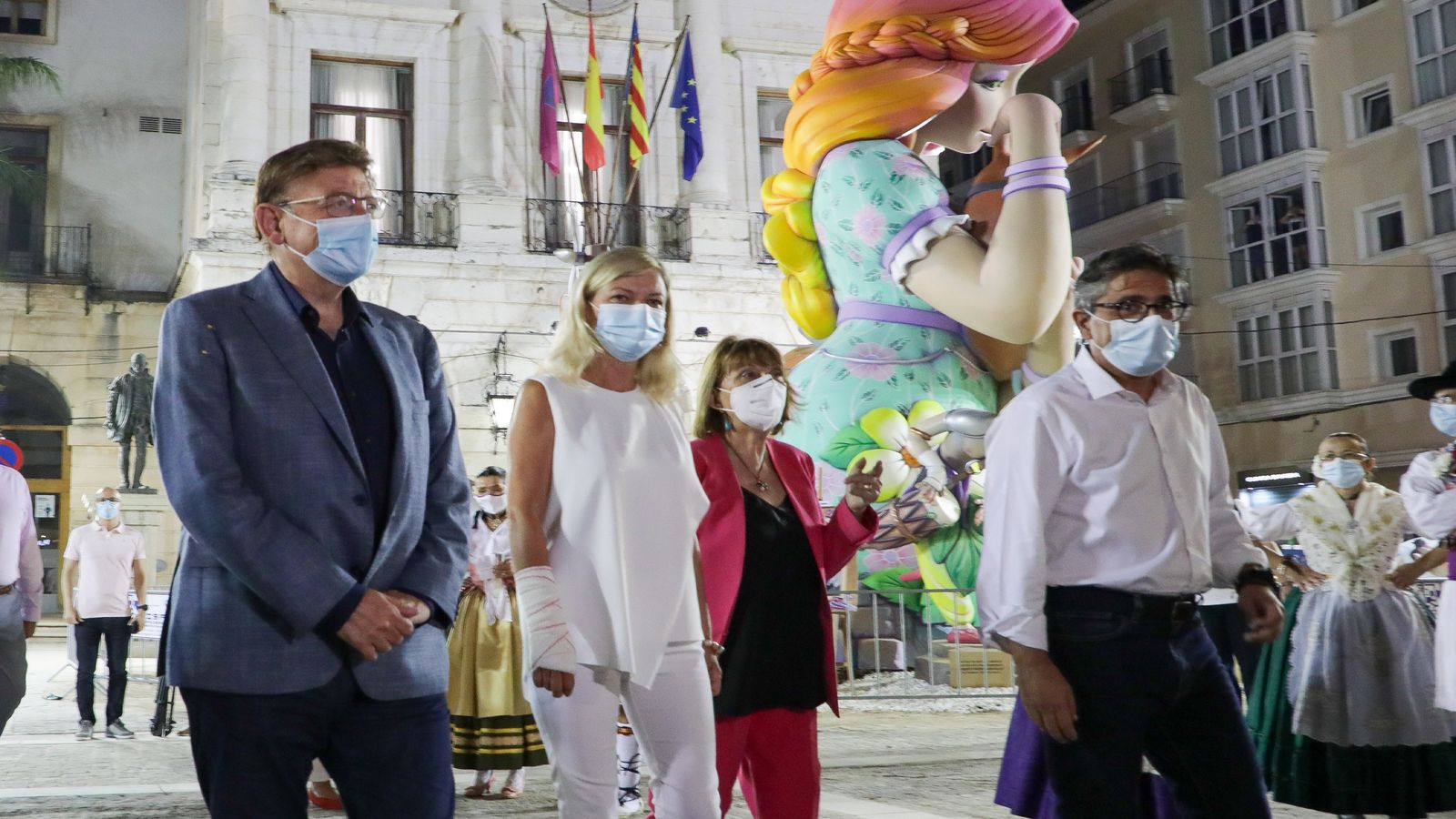 Ximo Puig durant la seua visita a les Falles de Gandia amb la Consellera de Justícia, Gabriela Bravo