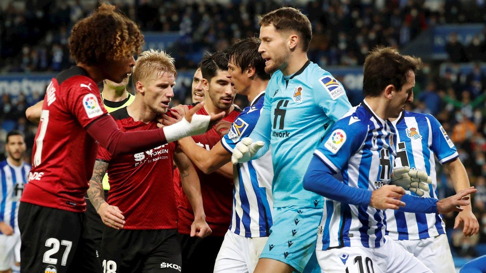 Els jugadors del València, en una acció del partit