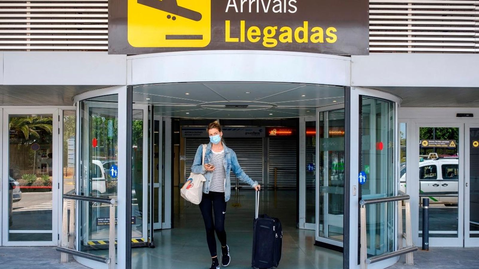 Una turista procedent de Düsseldorf (Alemanya) a la seua arribada a l'aeroport d'Eivissa Una turista procedent de Düsseldorf (Alemanya) a la seua arribada a l'aeroport d'Eivissa