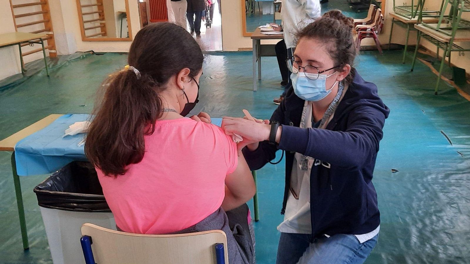Una infermera punxa la segona dosi a una escolar en un centre educatiu de les comarques del sud Una infermera punxa la segona dosi a una escolar en un centre educatiu de les comarques del sud