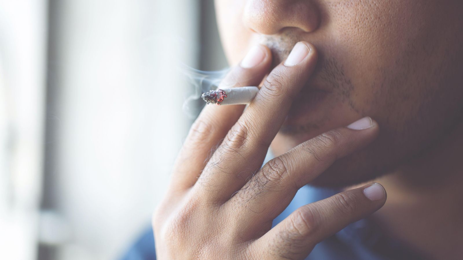 Imatge d'arxiu d'un home fumant un cigarret