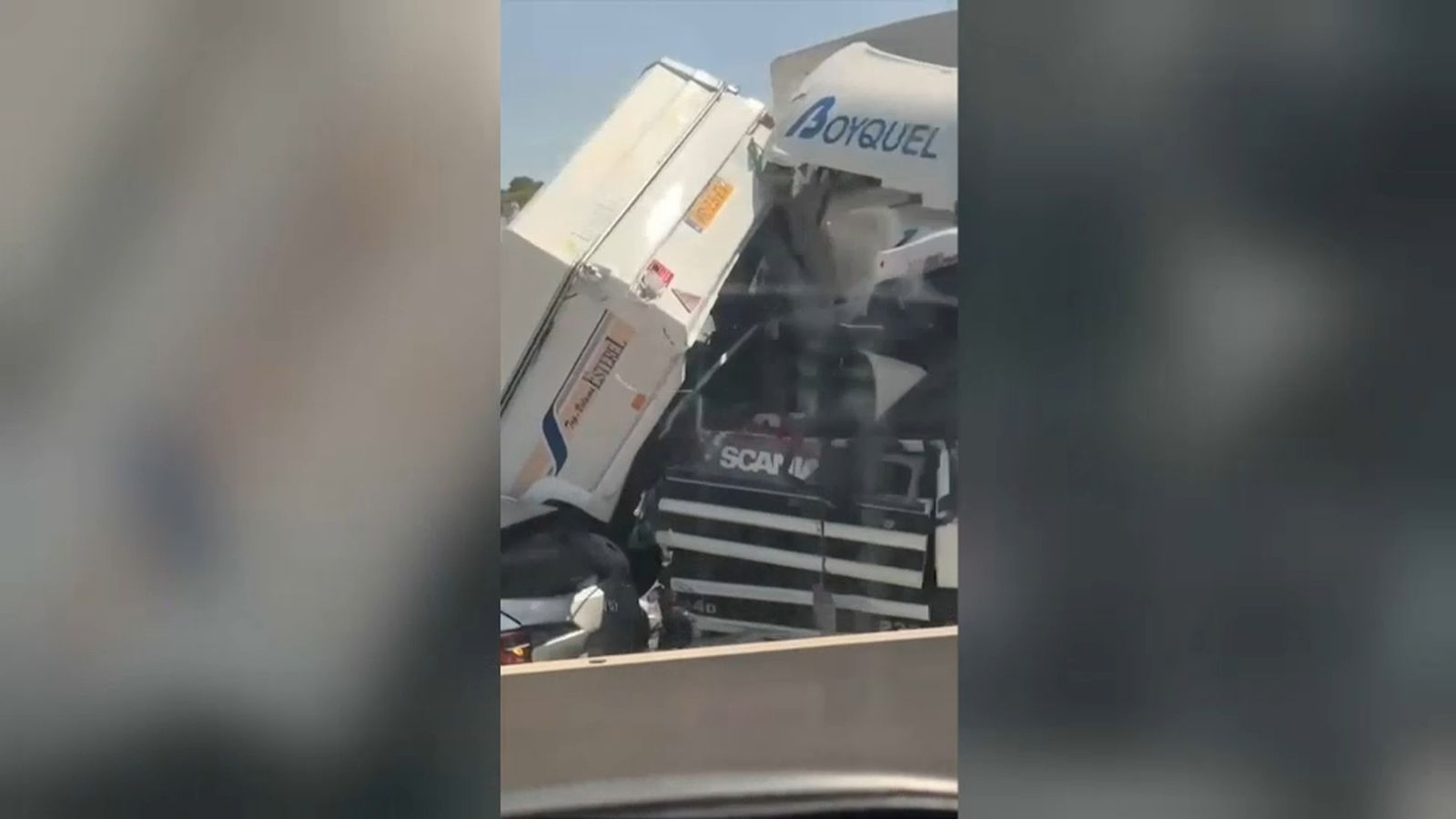 Almenys deu vehicles implicats en un accident múltiple a l'A-7 a l'altura de Godella