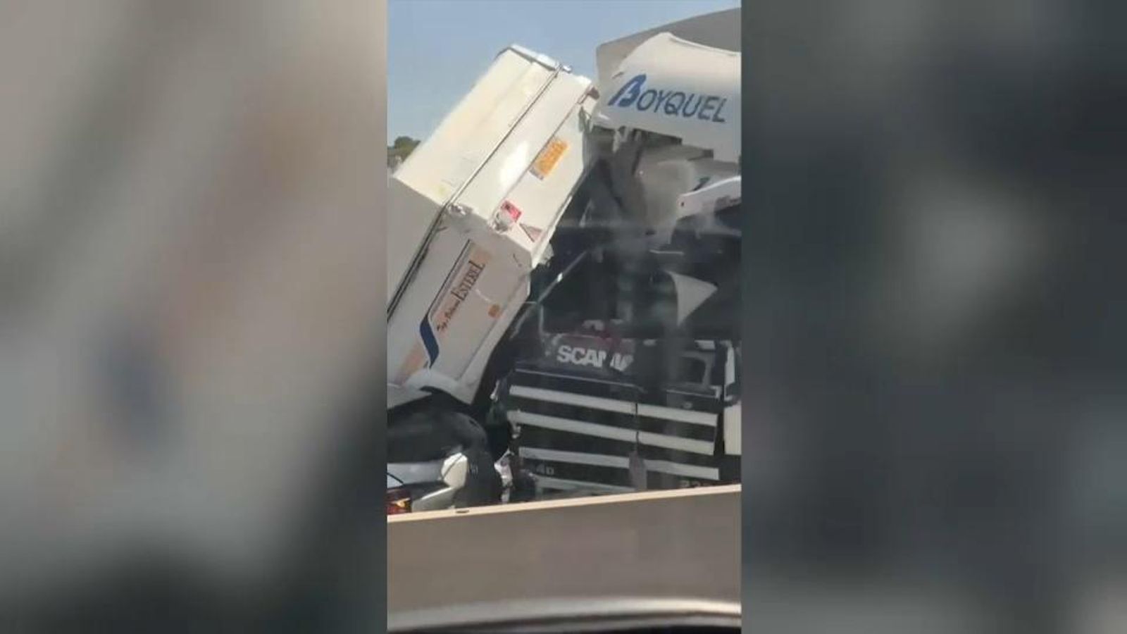 Almenys deu vehicles implicats en un accident múltiple a l'A-7 a l'altura de Godella