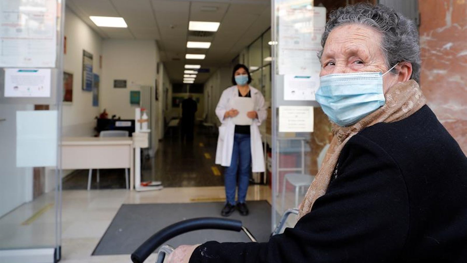 Una dona major espera a vacunar-se a l'ambulatori del carrer Xile de València
