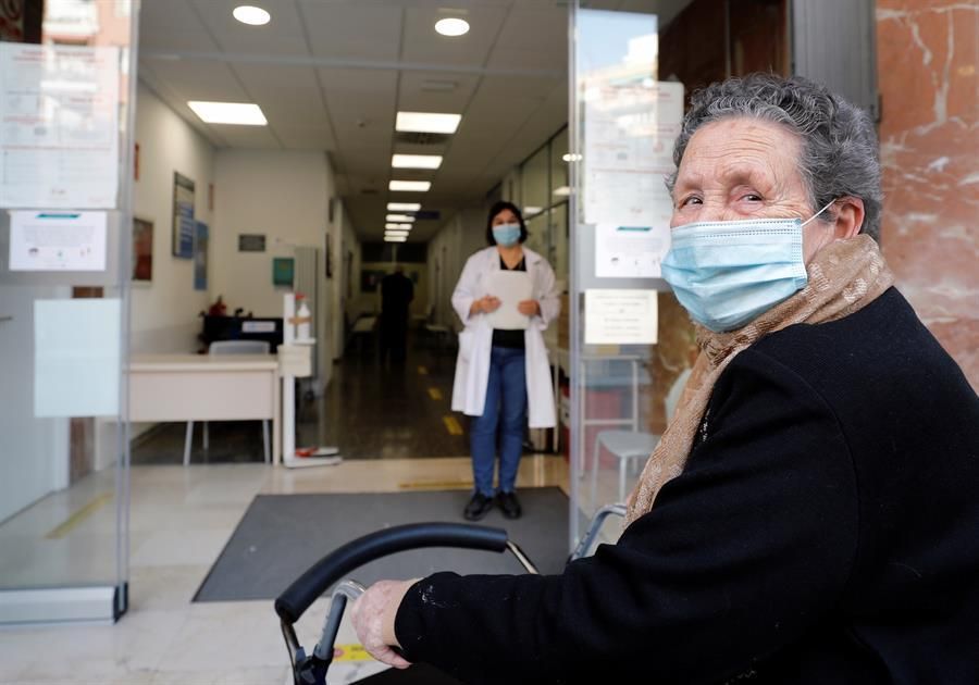 Una dona major espera a vacunar-se a l'ambulatori del carrer de Xile de València Una dona major espera a vacunar-se a l'ambulatori del carrer Xile de València
