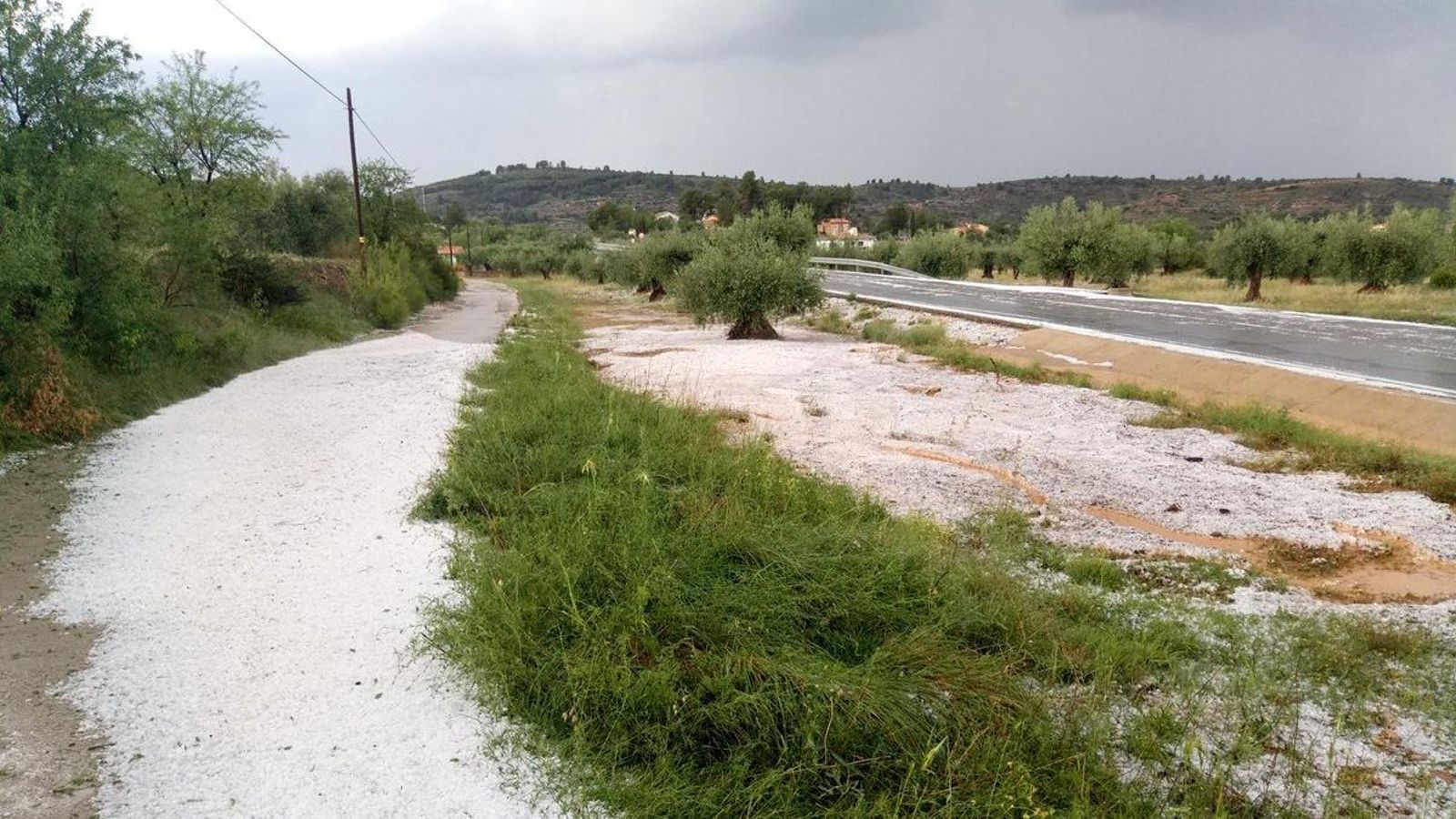 Granís en una carretera de la Vall de Cofrents-Aiora