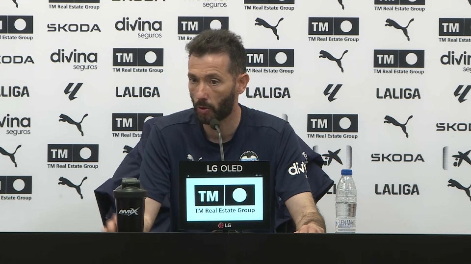 L'entrenador del València CF. Carlos Corberán