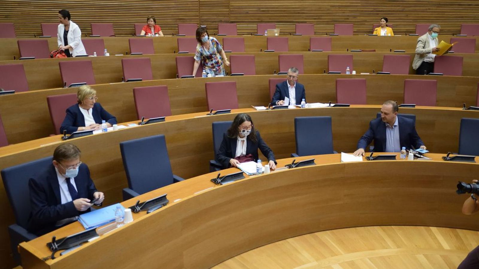 El cap del Consell, a l'esquerra, en una sessió de control del passat mes de juny junt als vicepresdents del Consell, Mónica Oltra i Rubén Martínez Dalmau