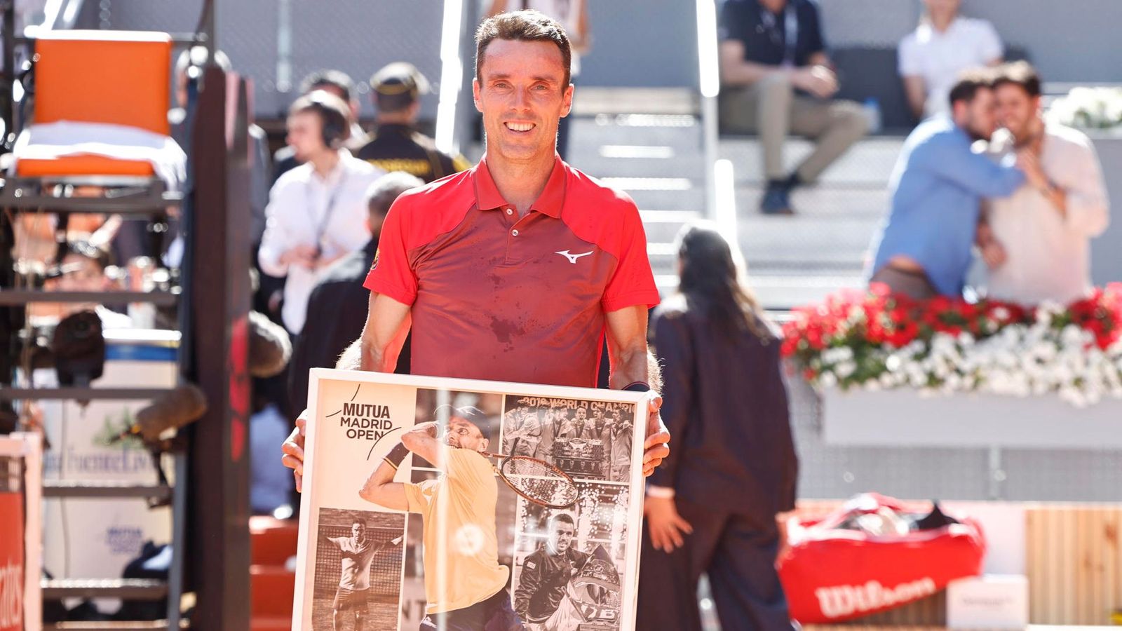 Bautista, amb el quadre commemoratiu que li ha entregat l'organització del torneig