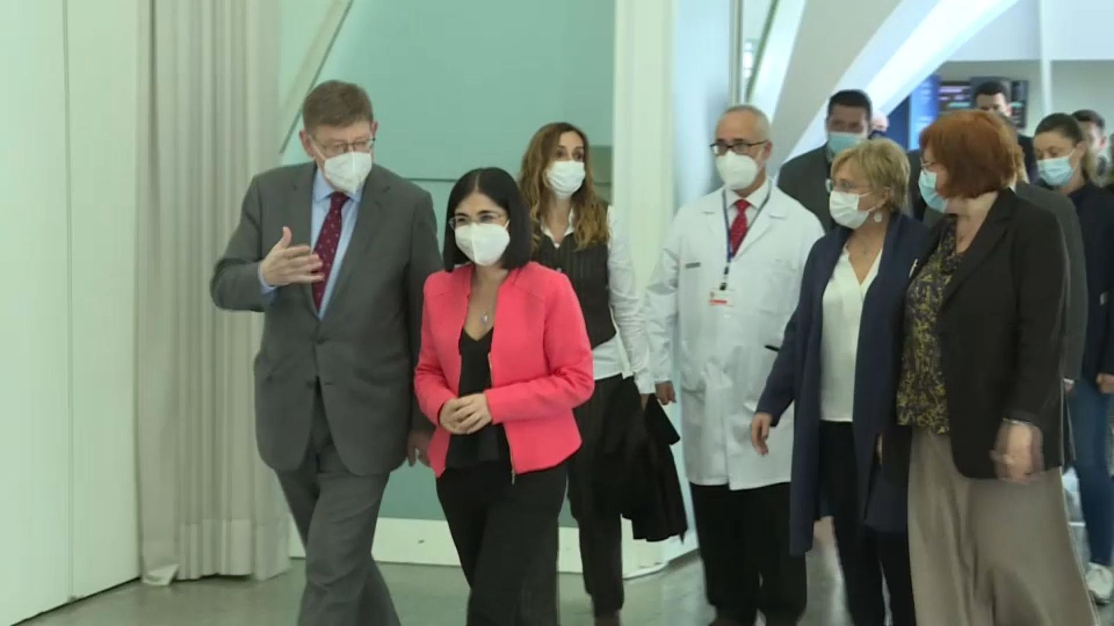 El cap del Consell i la ministra de Sanitat, Carolina Darias, durant la visita al vacunòdrom de la CAC de València