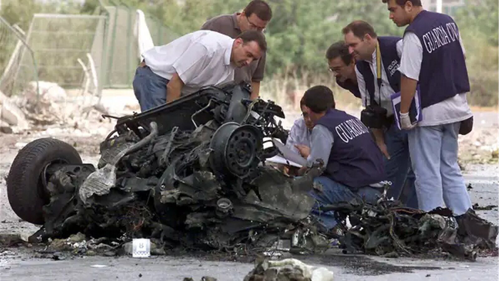 Guàrdies civils examinen les restes del cotxe bomba que ETA va fer esclatar a Santa Pola el 4 d'agost del 2002