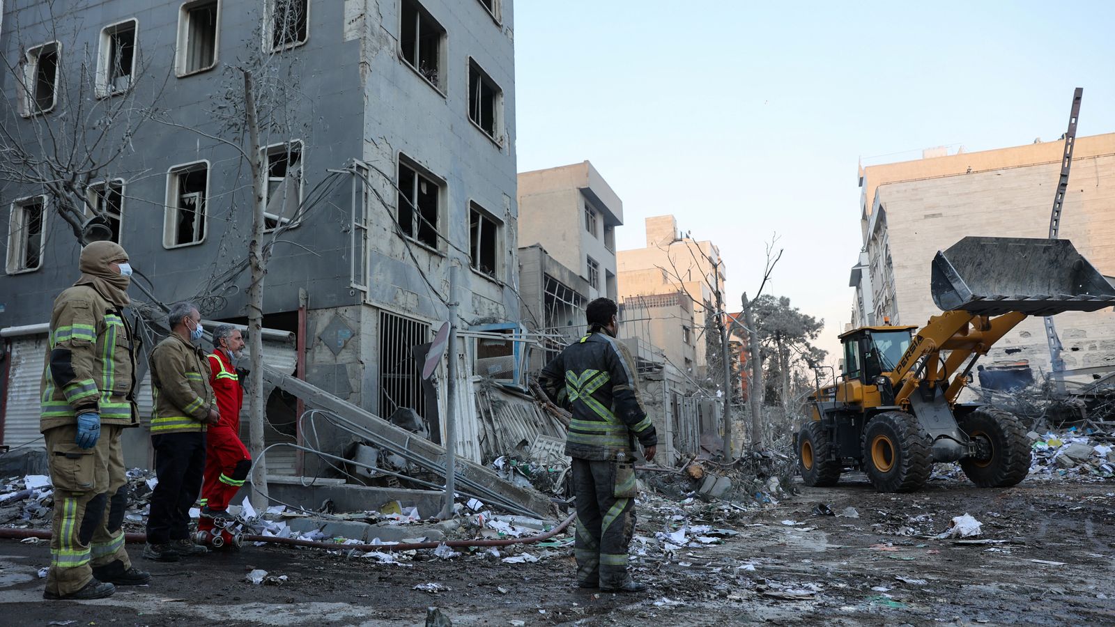 Bombers treballen després d'un bombardeig israelià i estatunidenc contra una comissaria a Teheran