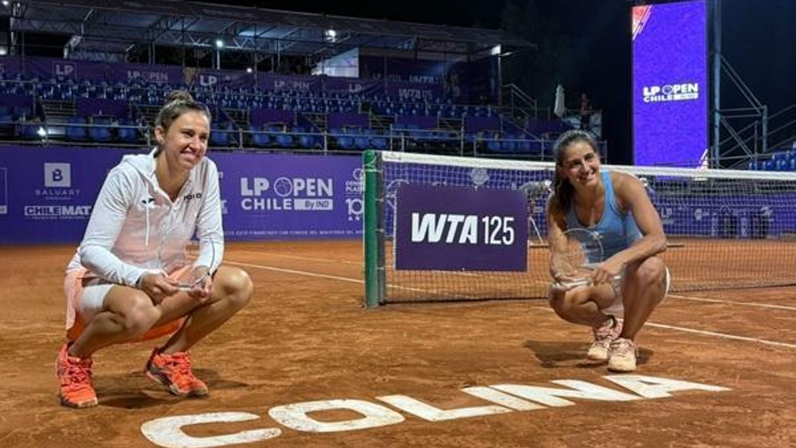 Sara Sorribes i María Lourdes Carle, amb el trofeu de campiones