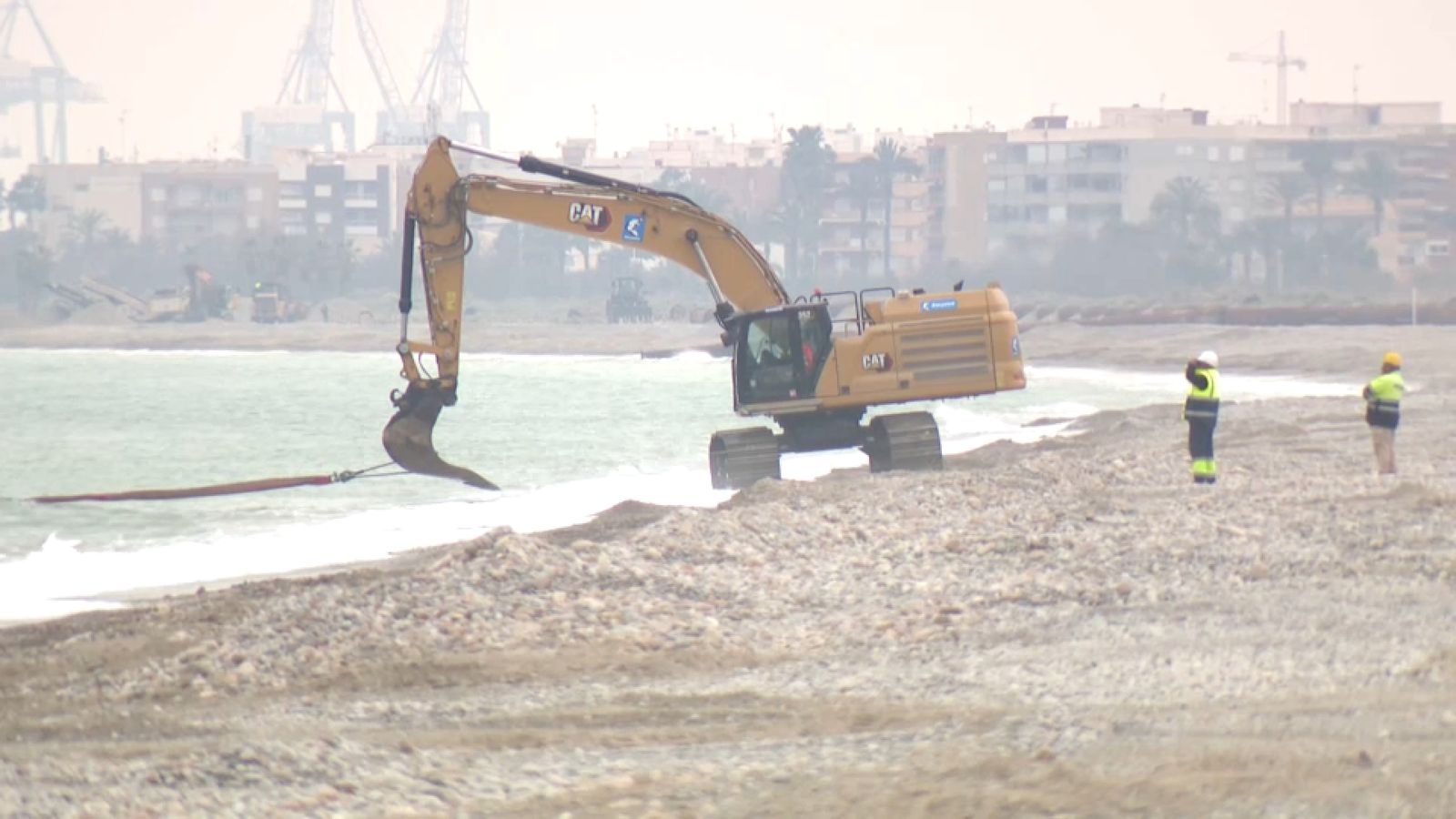 Una de les màquines que treballava este dilluns al matí en el litoral de Sagunt