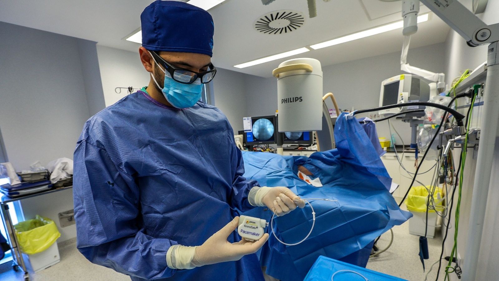 Investigador del programa Makers amb el dispositiu