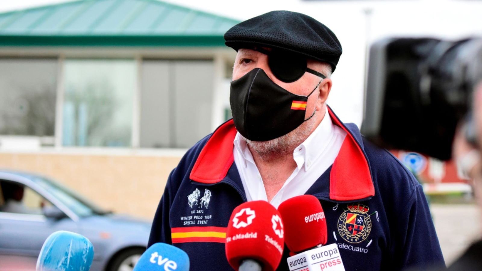 Villarejo atén els mitjans de comunicació a la seua eixida  d'Estremera.