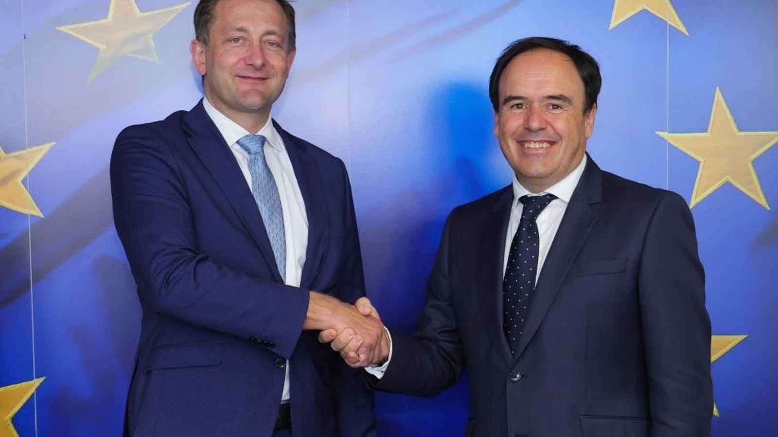 Imatge del comissari europeu d'Agricultura, Christophe Hansen, i el president de la Generalitat, Juanfran Pérez Llorca