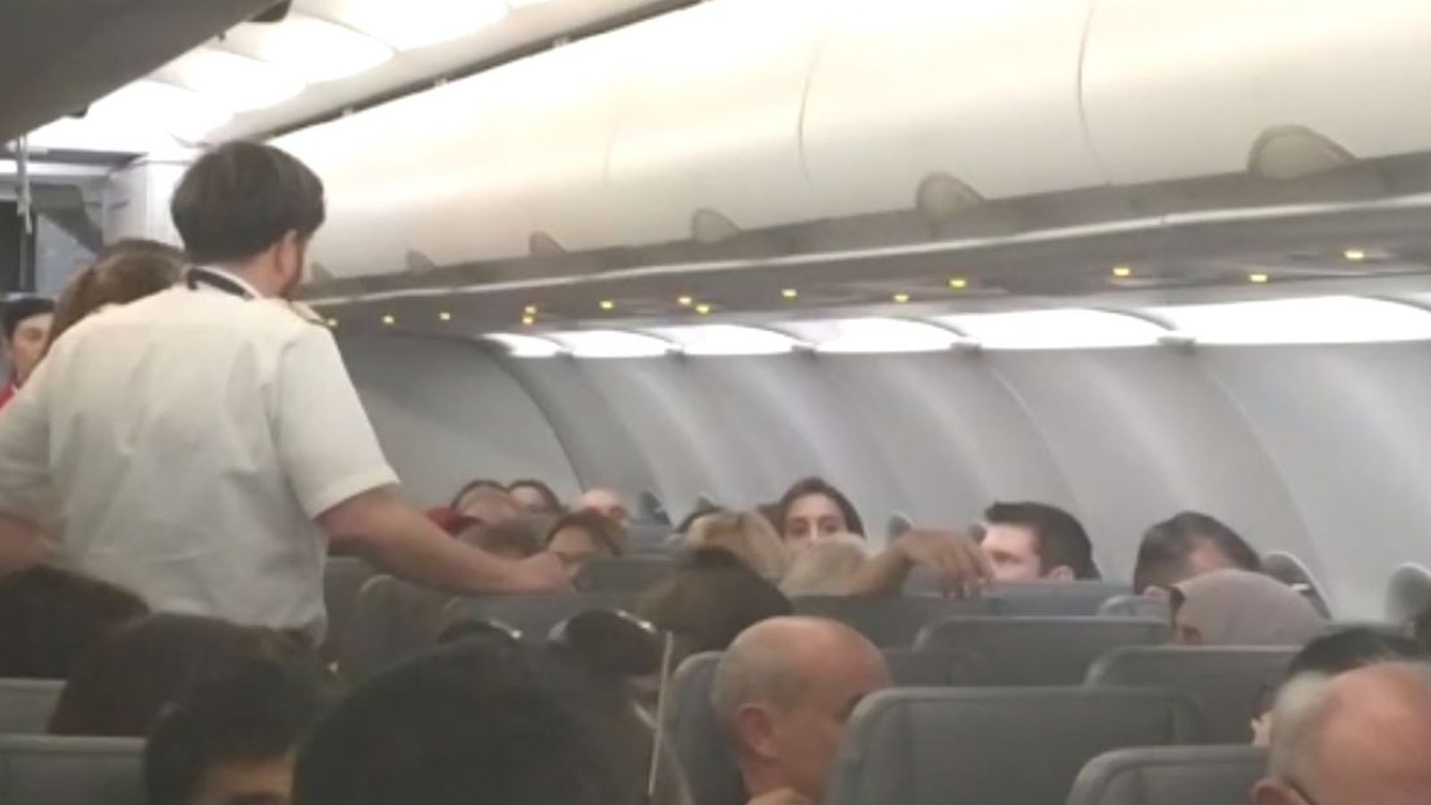 El comandant de l'avió va intentar, sense èxit, que l’home entenguera la situació i seguira la normativa de vol