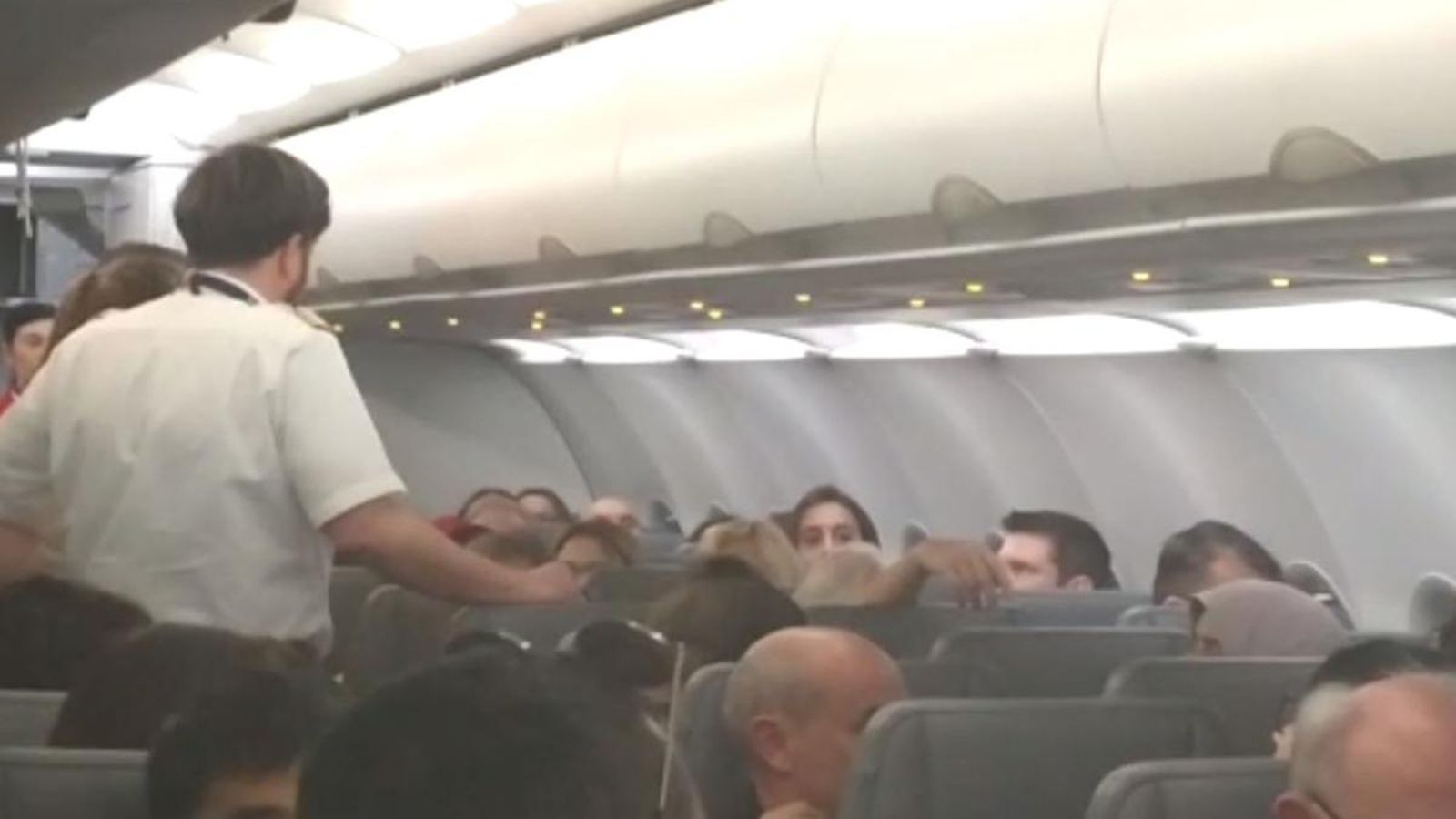 El comandant de l'avió va intentar, sense èxit, que l’home entenguera la situació i seguira la normativa de vol
