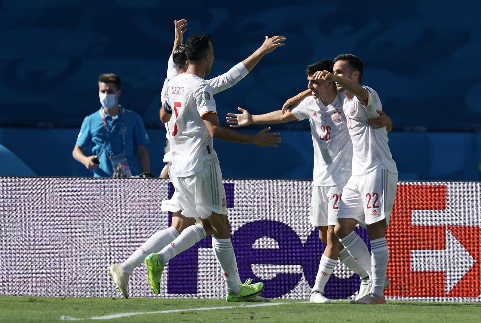 Els jugadors de la selecció espanyola celebren el primer gol contra Eslovàquia