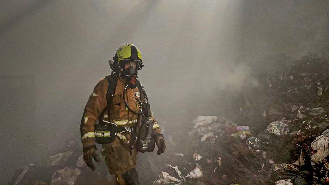 Un bomber, treballant en la nau afectada per l'incendi Un bomber treballant en la nau afectada per l'incendi