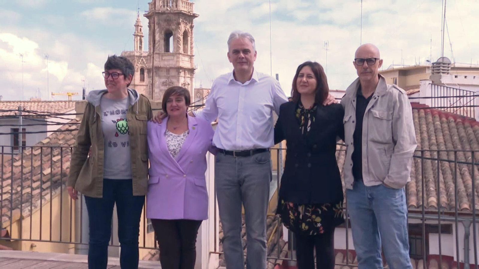 El candidat a la Generalitat Héctor Illueca (centre), posant amb la candidata de Podem a l'ajuntament de València (esquerra), Pilar Lima i els líders de la confluència electoral. D'esquerra a dreta, Pura Peris (Els Verds), Rosa Pérez (EUPV) i Julià Álvaro (Aliança Verda).