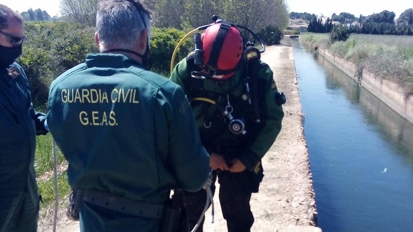 Equipo del GEAS junt al canal de Massarrojos