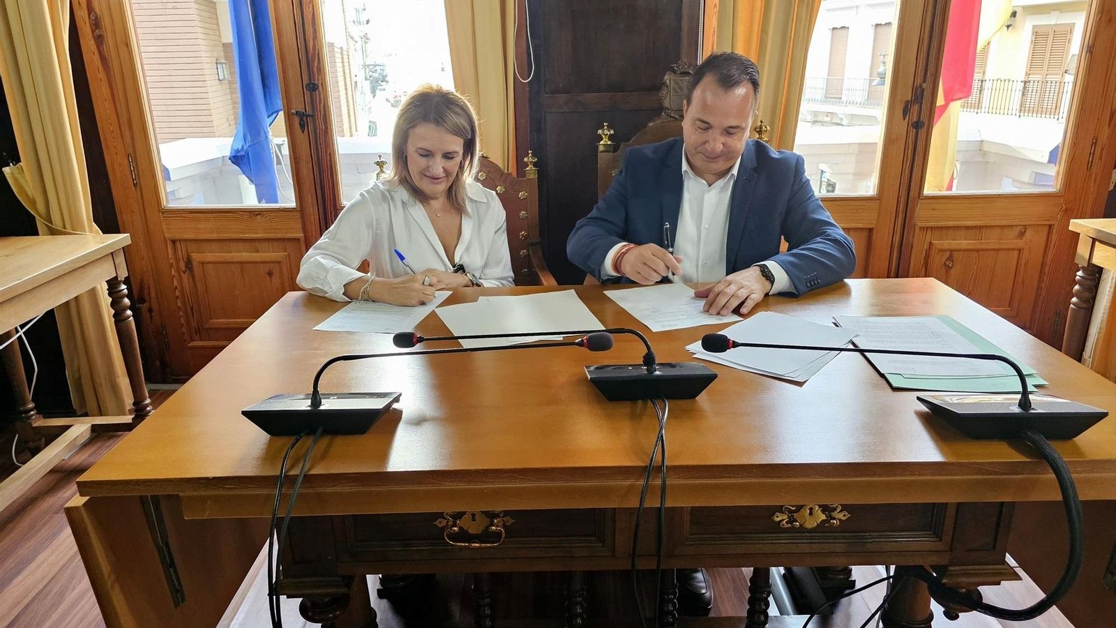 La consellera Montes i l'alcalde de Sollana, Vicente Codoñer, signen un protocol d'intencions