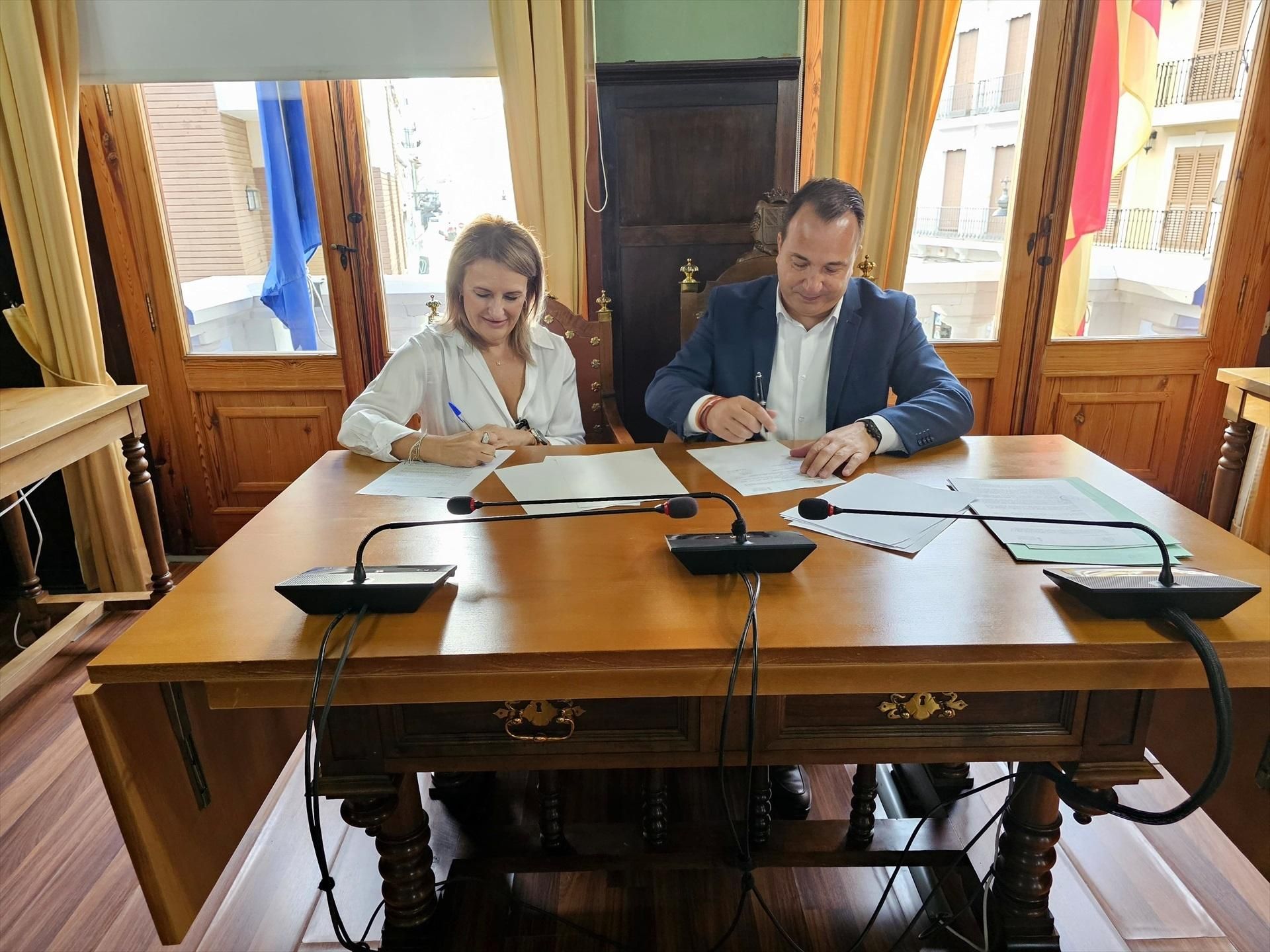 La consellera Montes i l'alcalde de Sollana, Vicente Codoñer, signen un protocol d'intencions