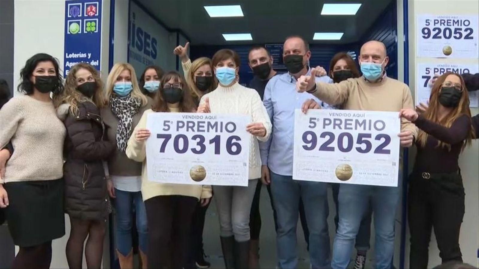 Els loters de l'administració 3 de Manises, al carrer del Mestre Guillem número 5, mostren la seua satisfacció