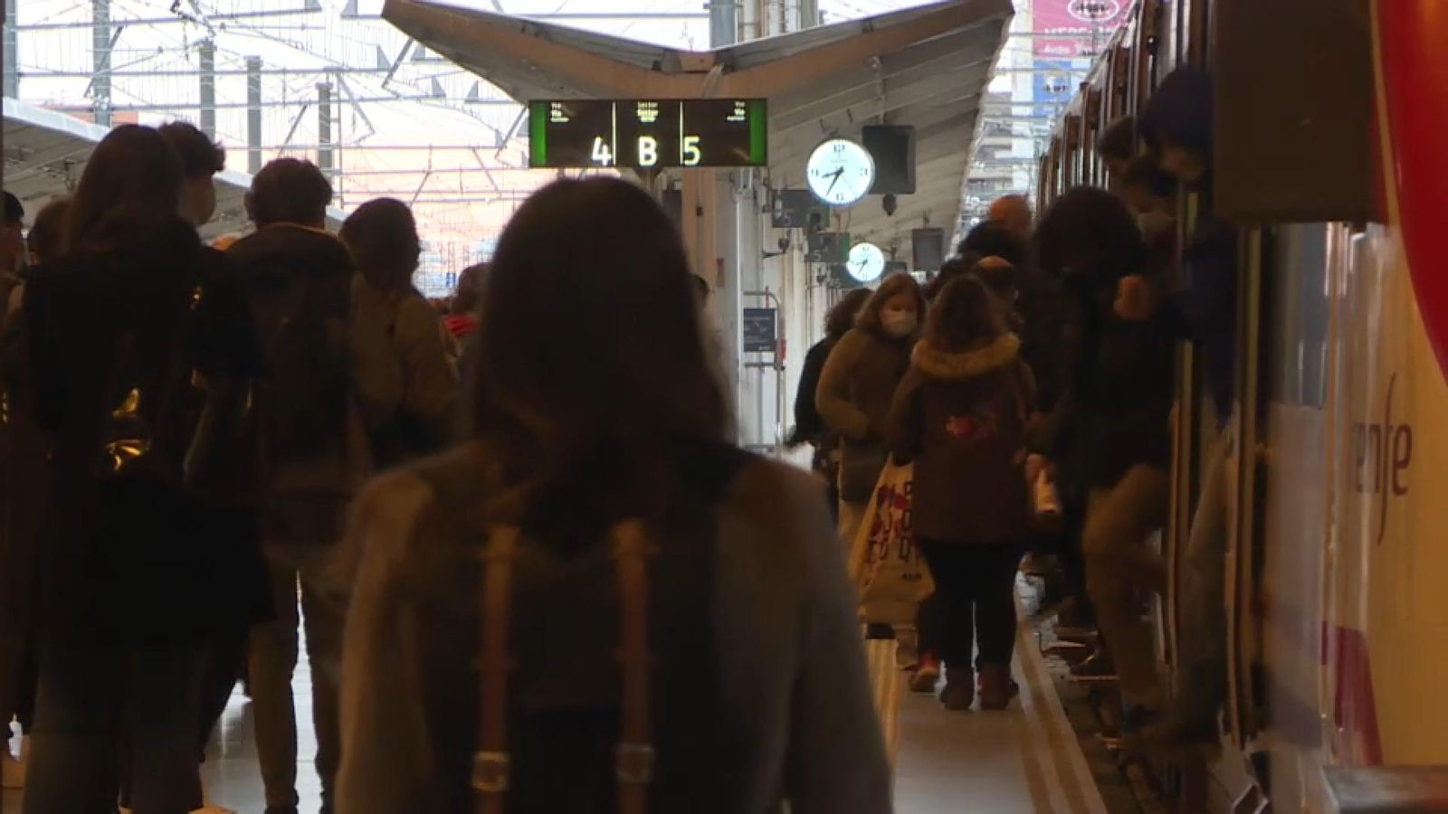 Un grup de persones baixa d'un tren de rodalies a l'Estació del Nord de València
