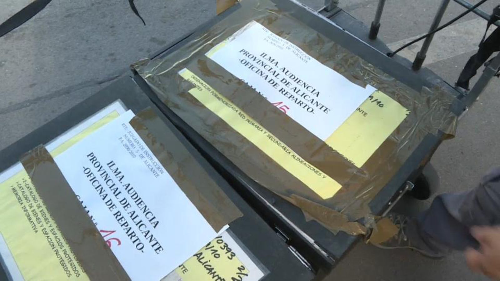 Trasllat de les 15 caixes del sumari del cas a l'Audiència Provincial d'Alacant